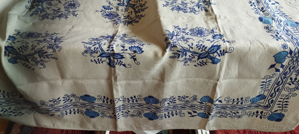 ubrus 130 x 110, vzor cibulák