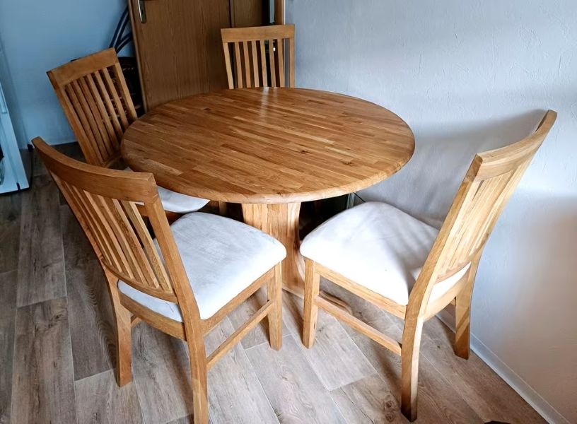 Stůl jídelní rozkládací kulatý a 4 židle - masivní