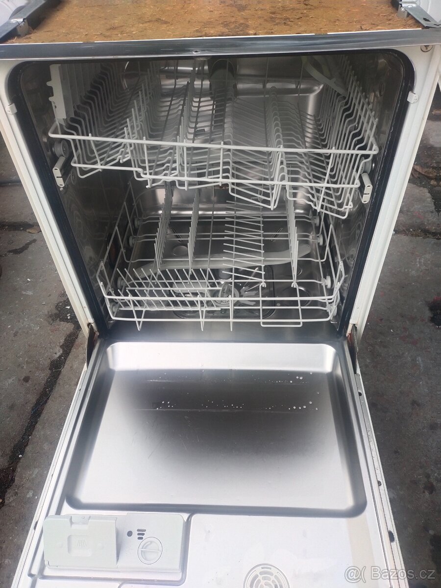 Prodám starší funkční myčku zn AEG -60 cm-- Dovezu-----