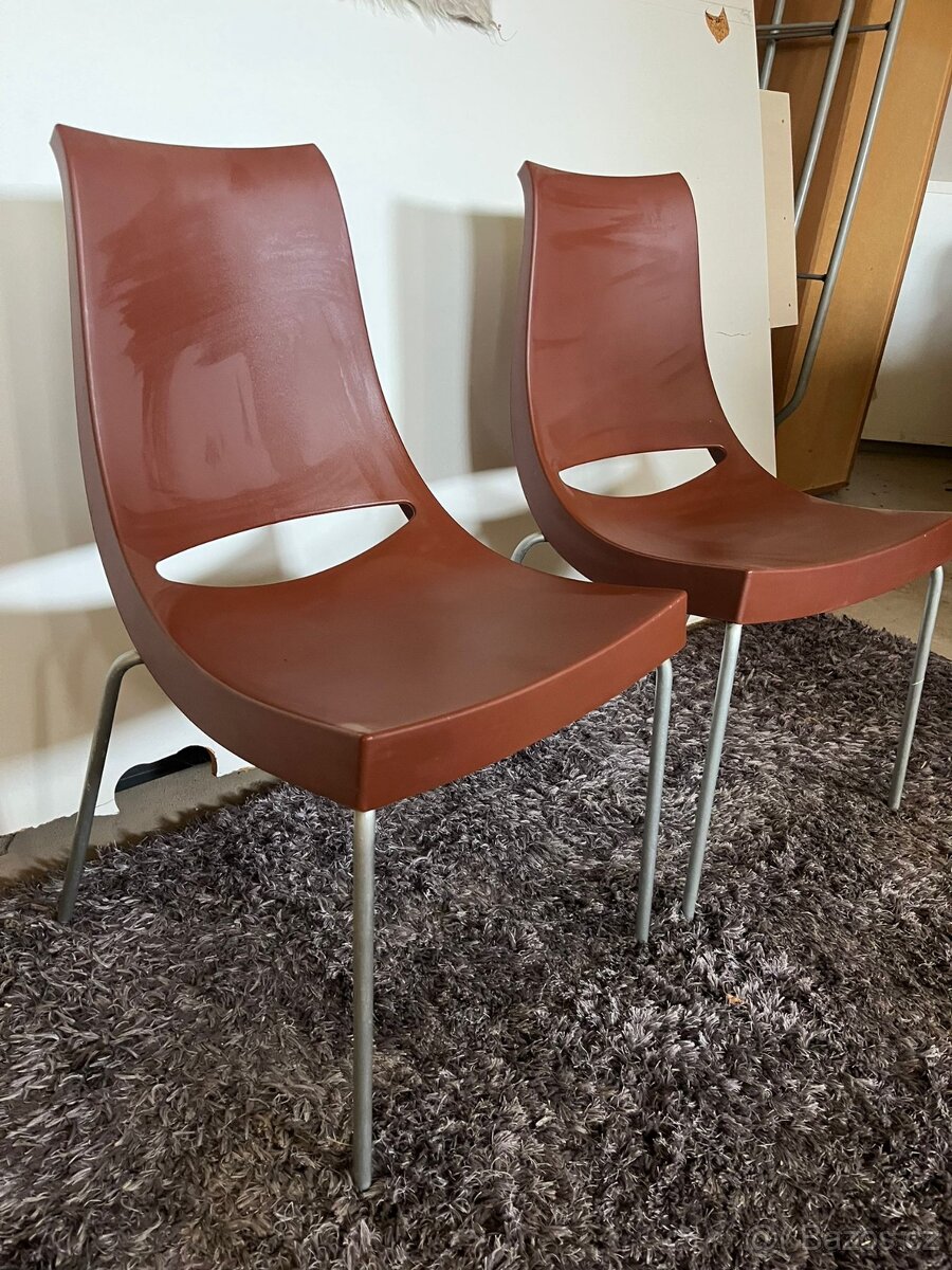 Plastové designové židle hnědo-bordó (2 ks)