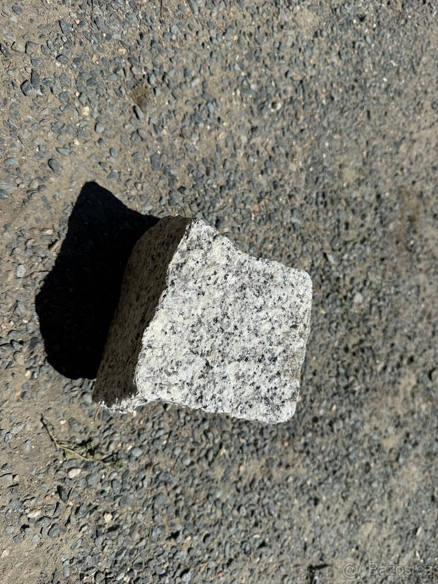 Šedé žulové štípané kostky