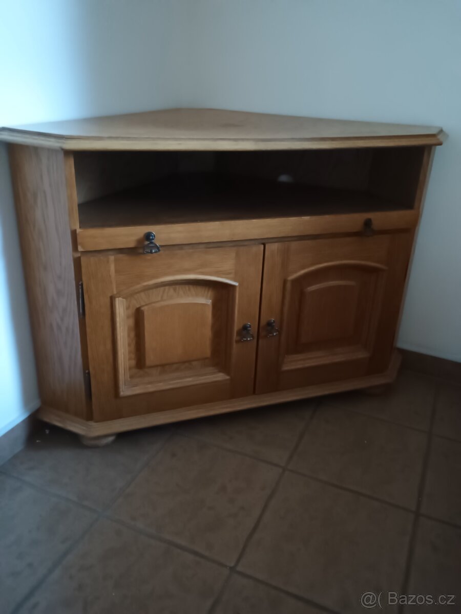 Dřevěná rohová komoda