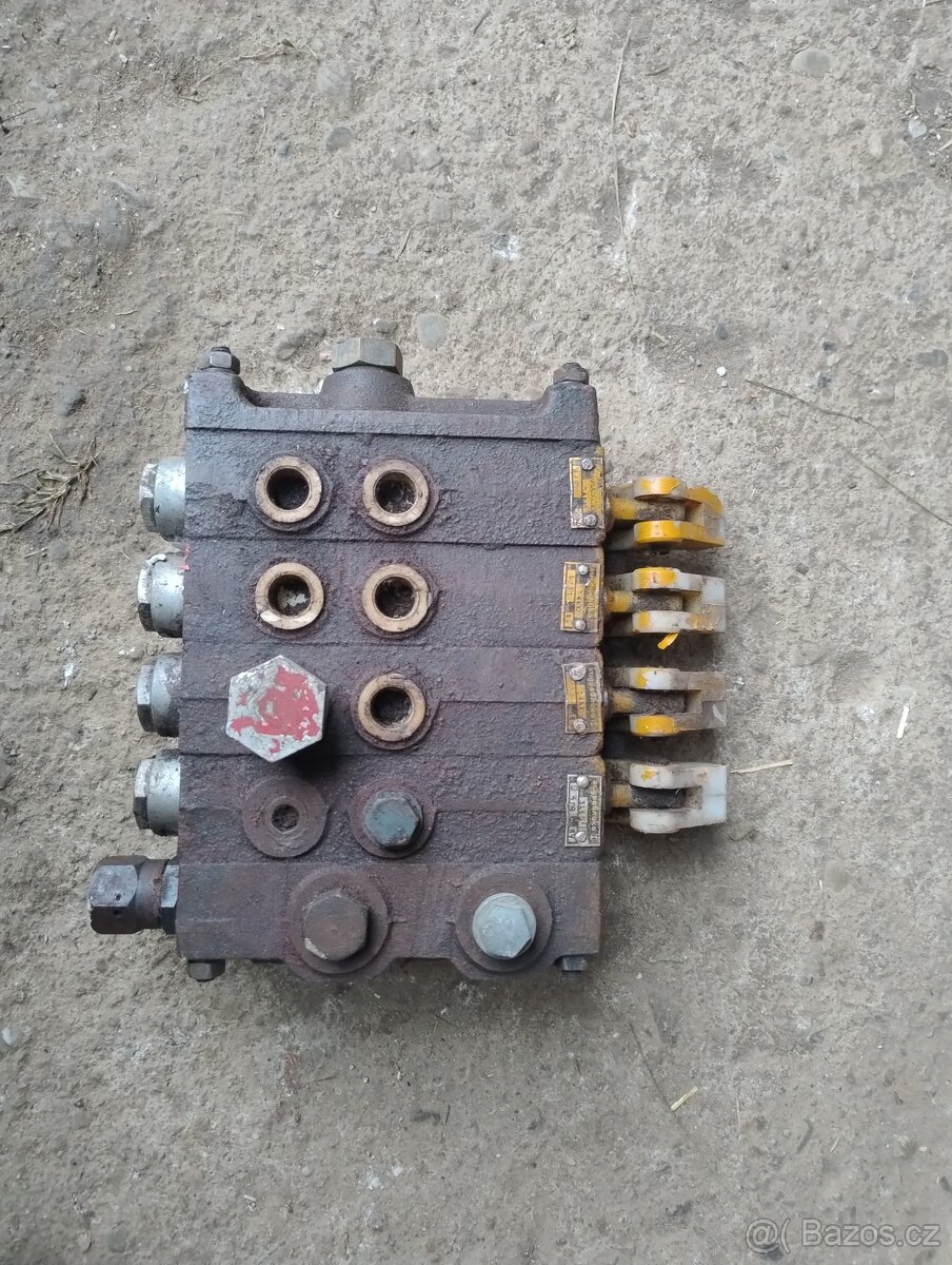 Hydraulický rozvaděč 4 sekce