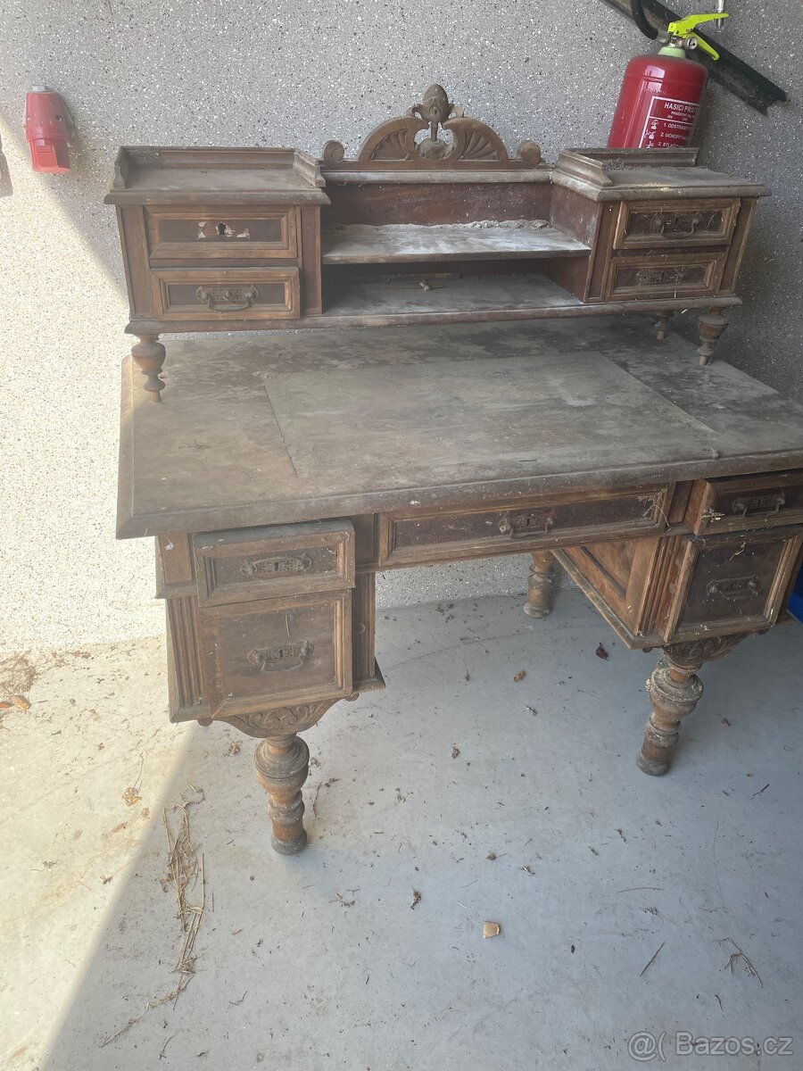 Psací stůl před renovací