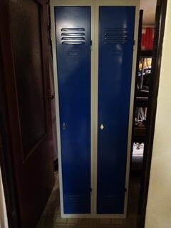 Plechová šatní skříňka