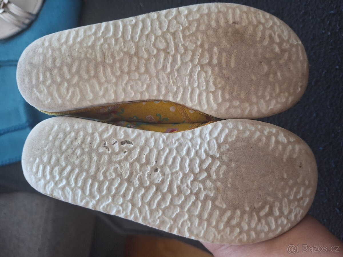 Dívčí bačkory, vel. ani značka neuvedena.