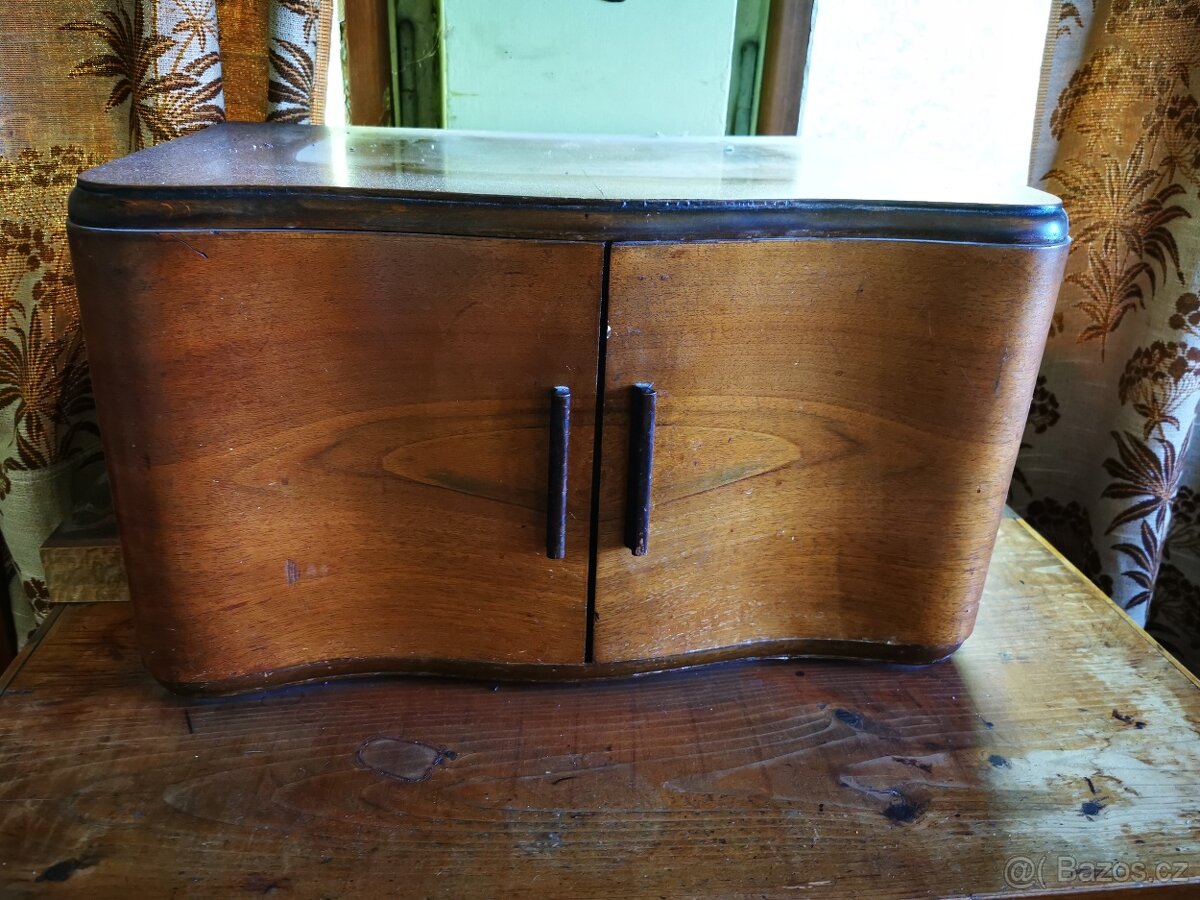 Historický skříňový gramofon