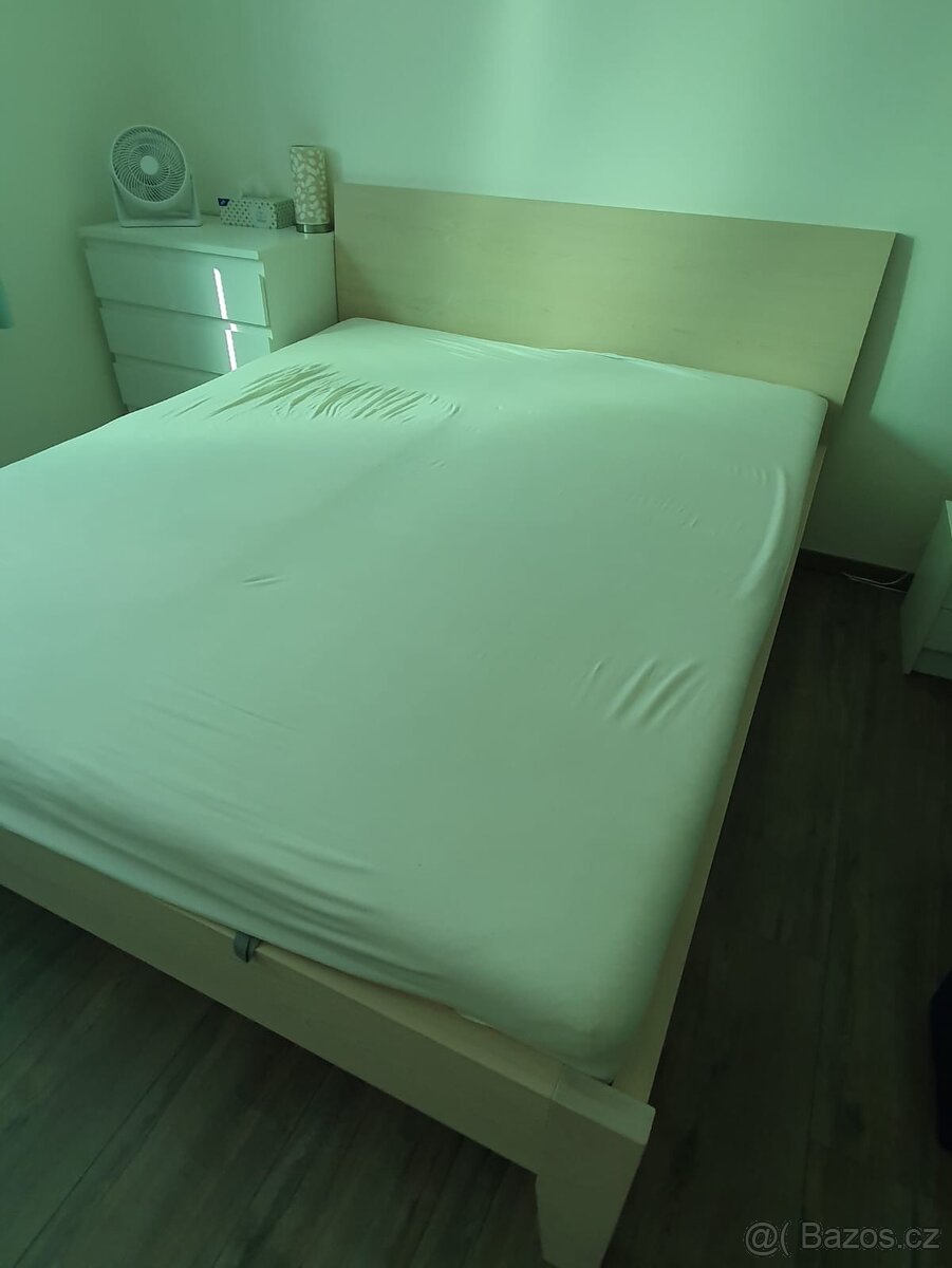 Manželská postel z masivu 160x200 cm