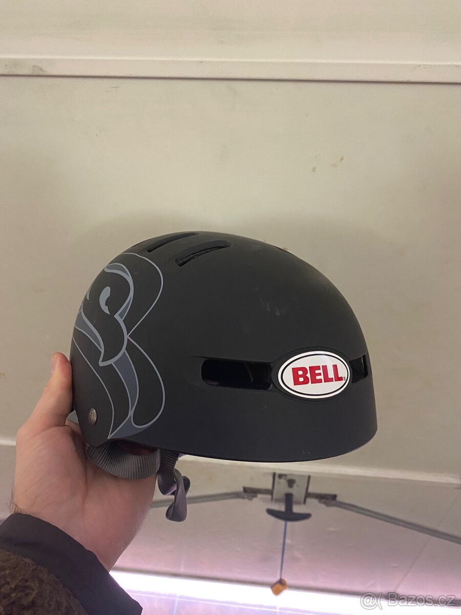Helma na skateboard Bell