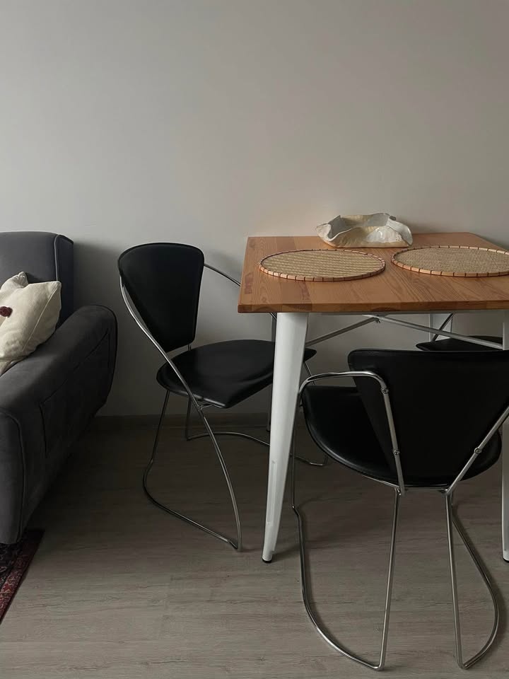 černé chromové židle bauhaus styl