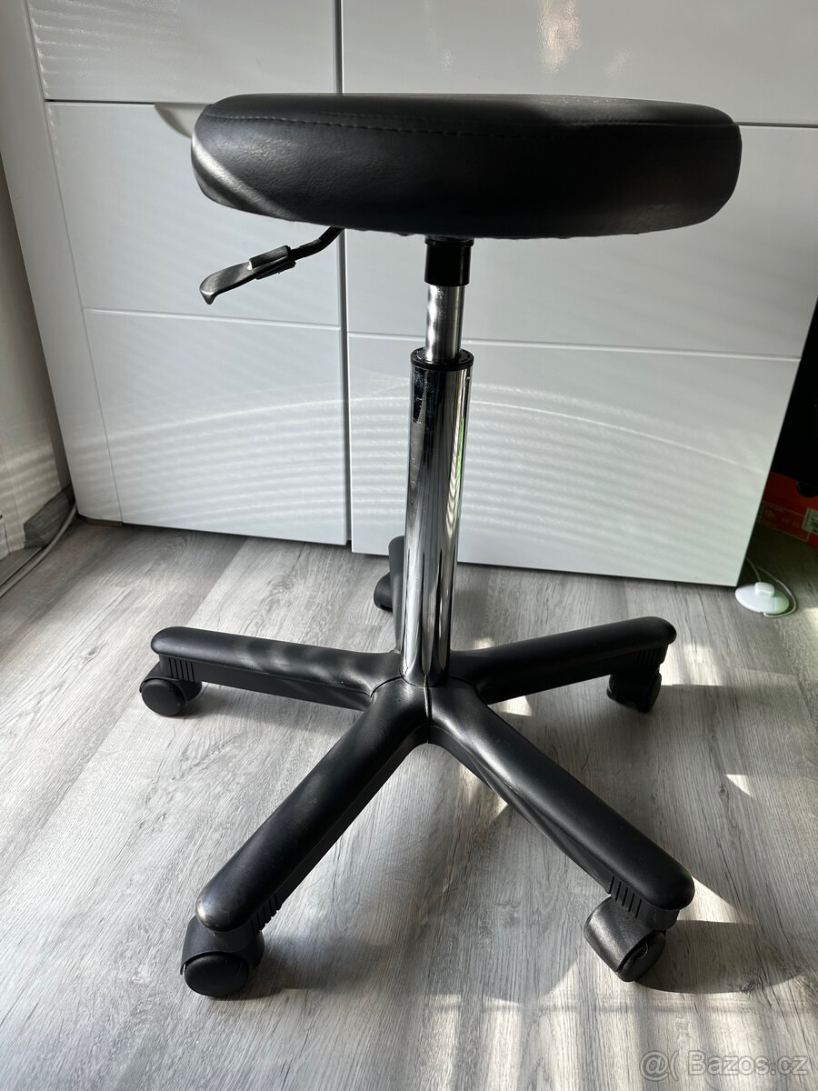 Taburet kadeřnický nebo kosmetický