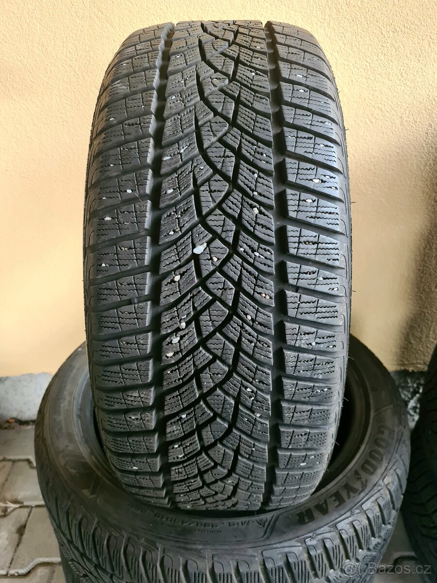 Goodyear UltraGrip 235/45/18 zimní pneumatiky