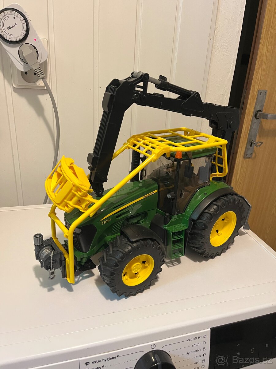 Lesní traktor JD - Bruder 3053