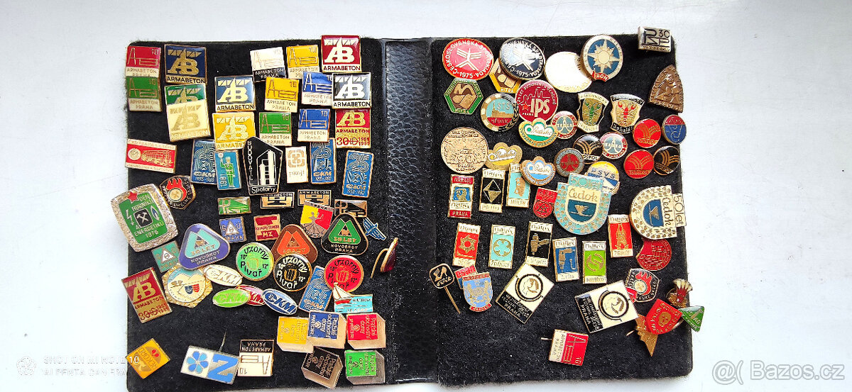 Směsice odznaků.