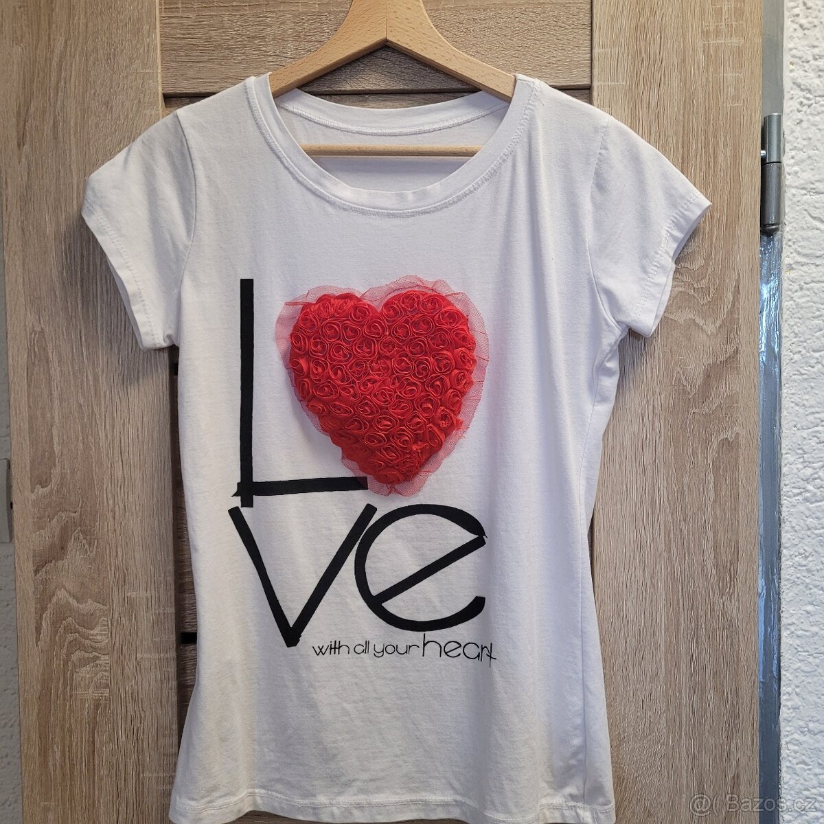 Bílé tričko se srdcem