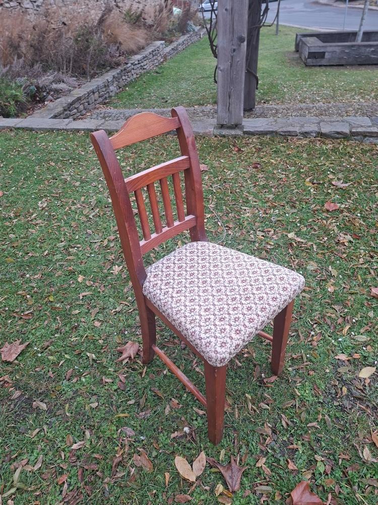 dřevěné židle