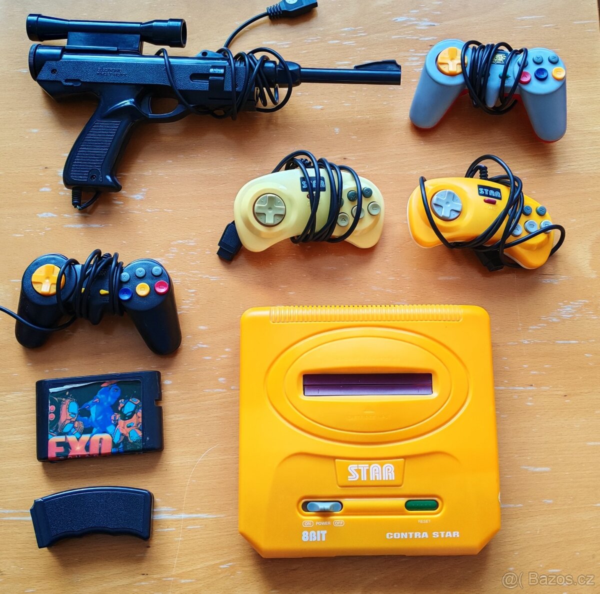 8-bitová herní konzole + 4 ovladače + 1 pistoli + 1 cartridg
