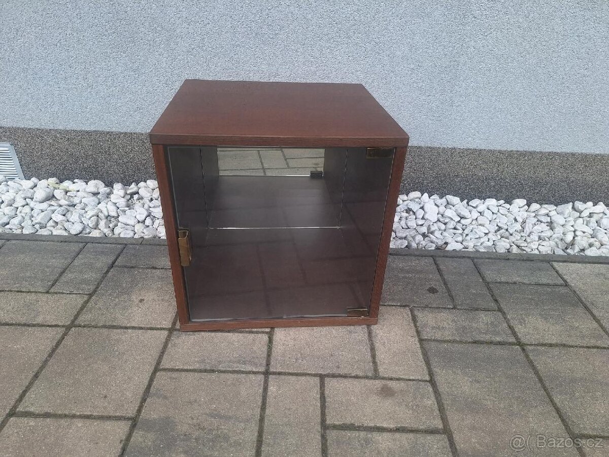 Retro vitrínka se skleněnými dvířky