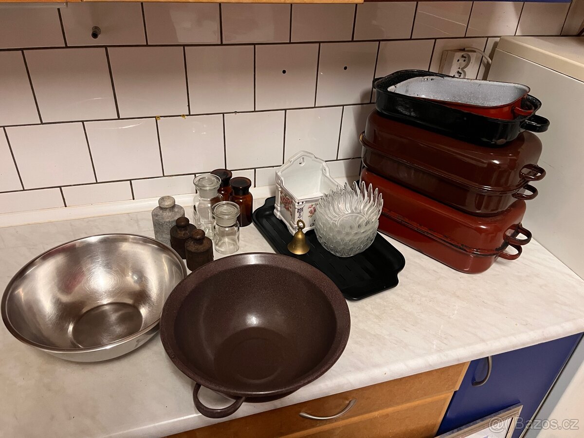 Pekáče, závaží atd.