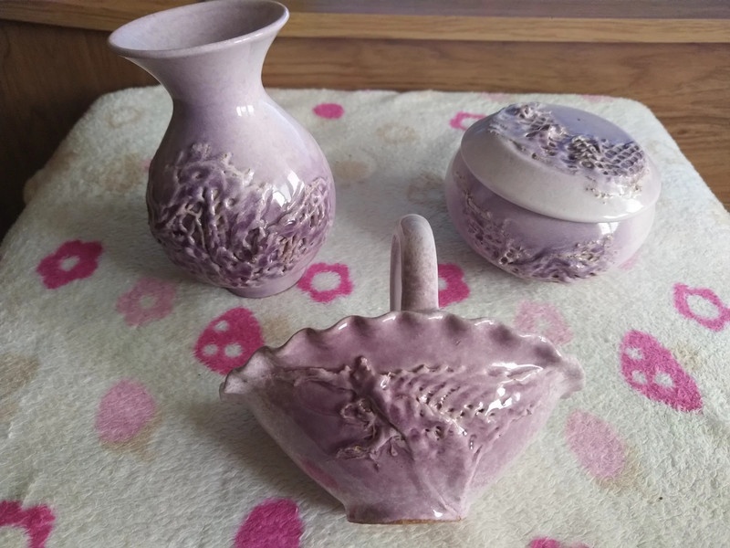 Trojdílná sada keramiky, jen vystavena