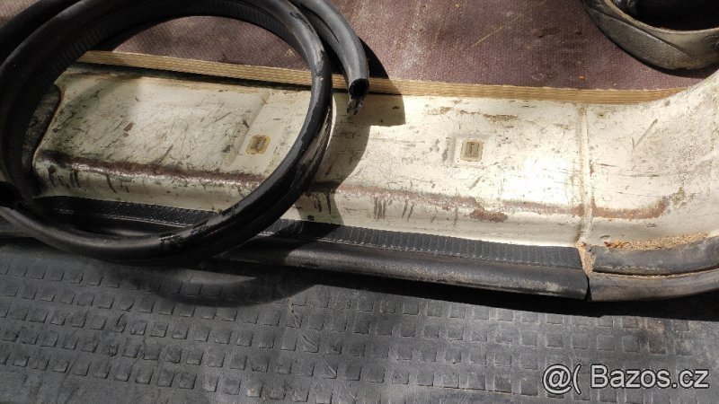 Těsnění zadních dveří Transporter T4