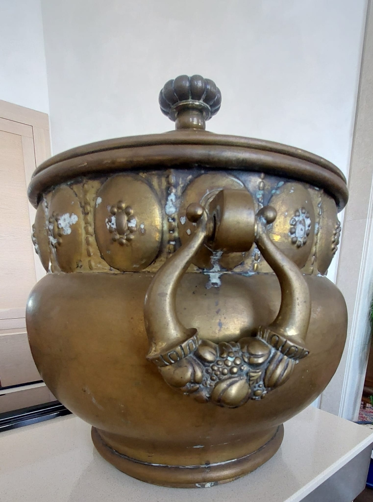 Secesní nádoba s poklopem