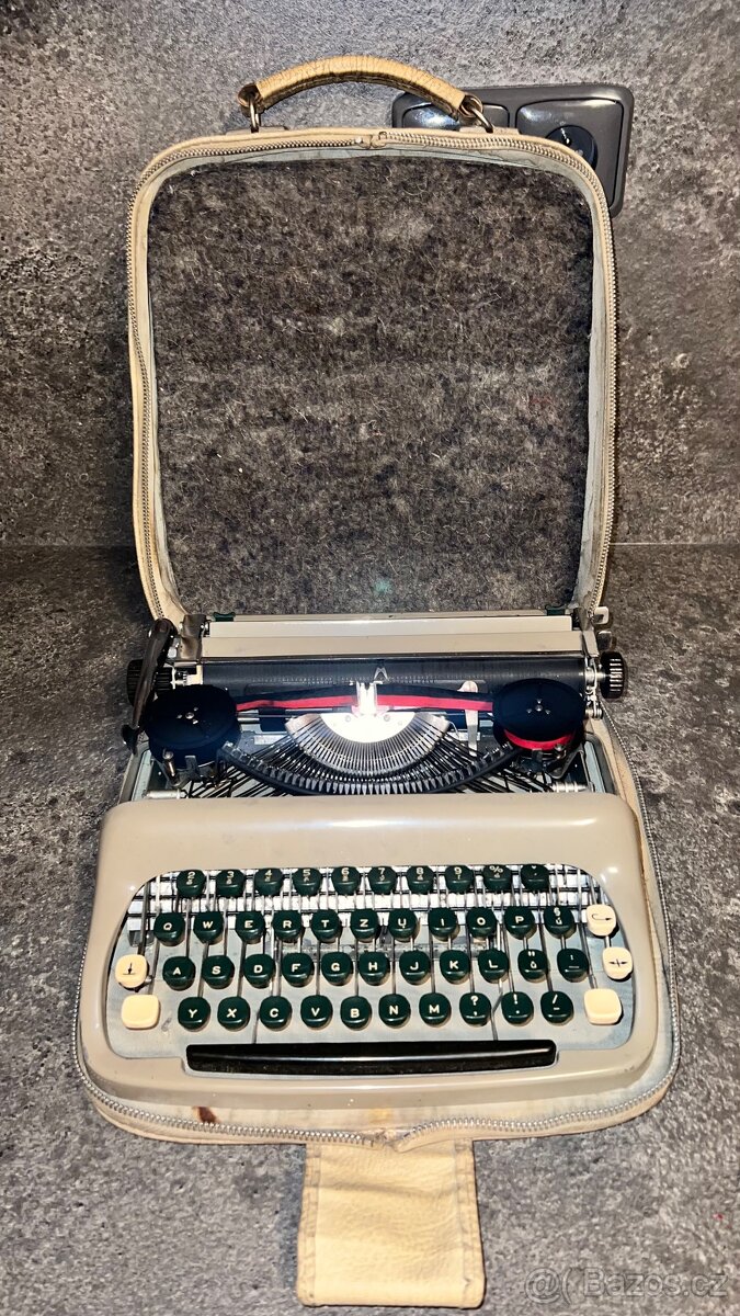 Funkční retro psací stroj v kufříku