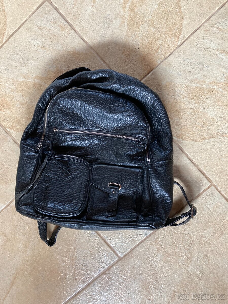 Černá kabelka - batůžek