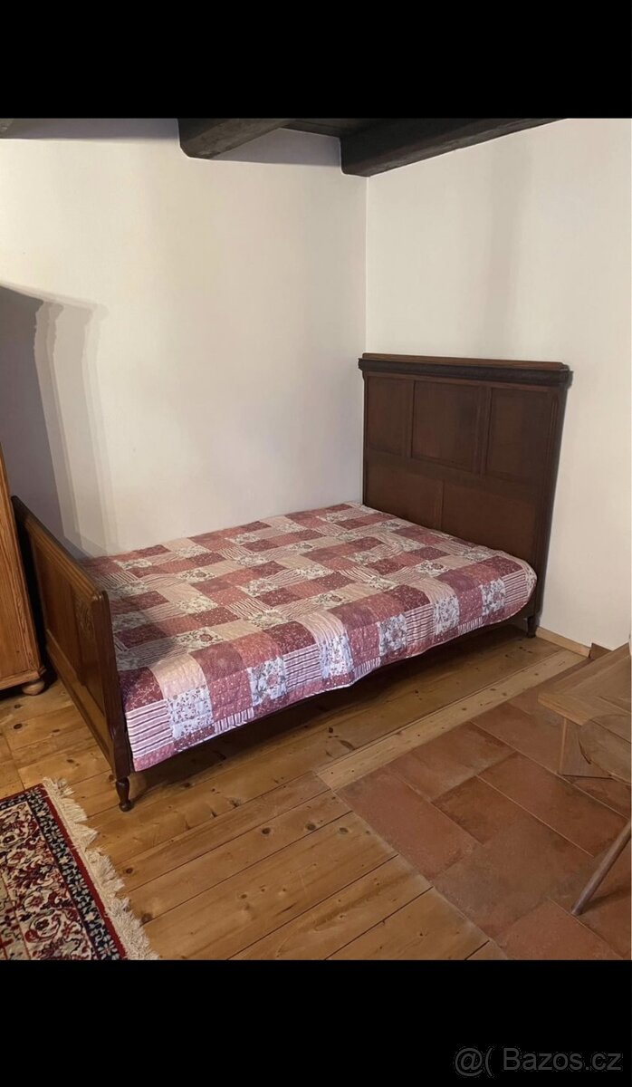 Historická dřevěná postel vyřezávaná bez matrace