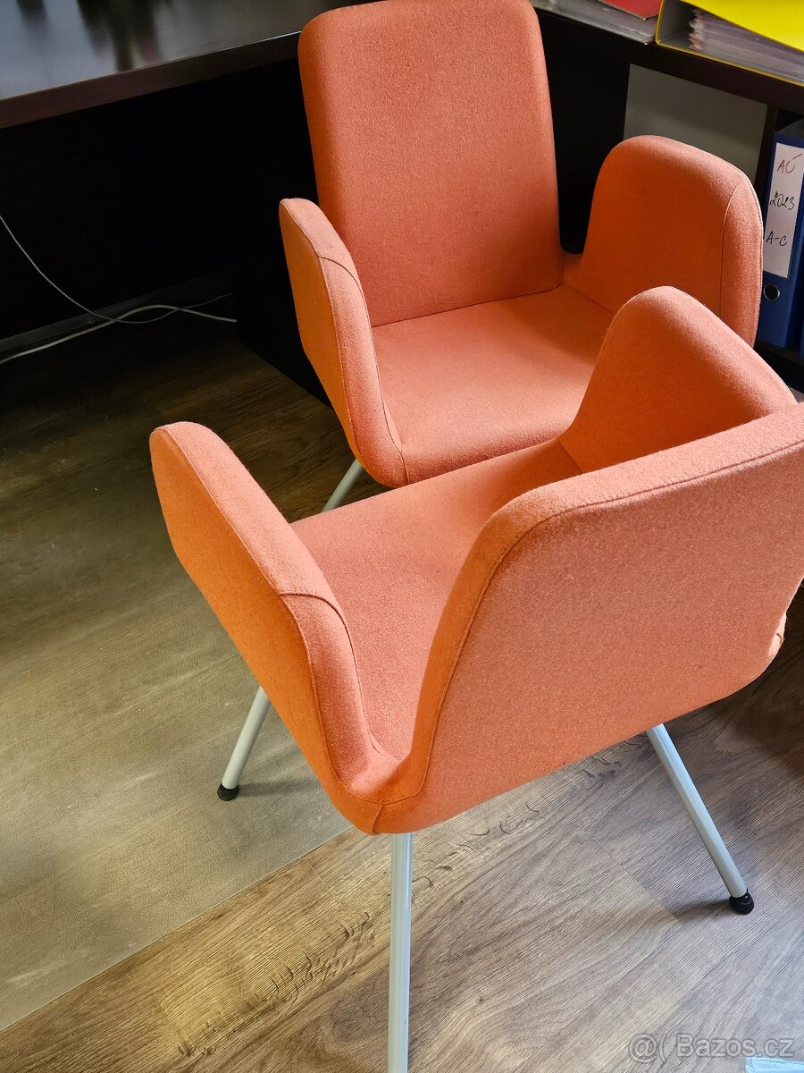 2 designové židle / křesílka , IKEA , obě za 1400