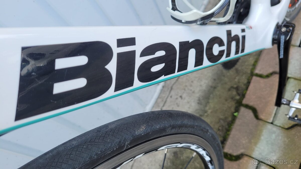 Italská raketa Bianchi Infinito CV - „Handmade in Italy”