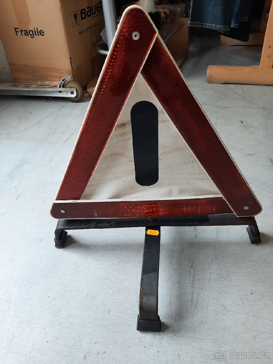 Retro výstražný trojúhelník