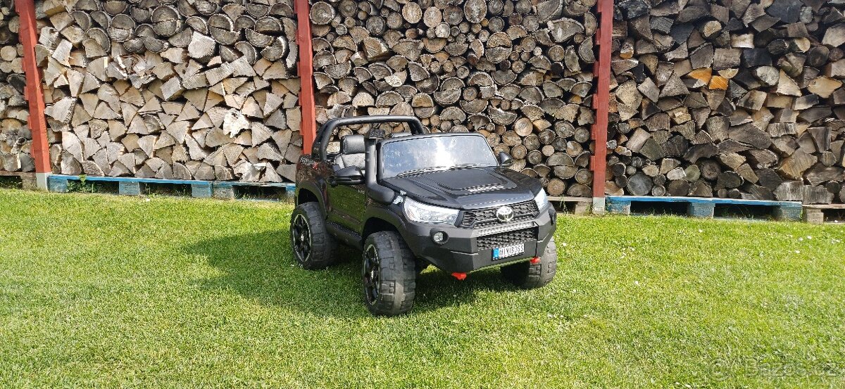 Dětské elektrické autíčko TOYOTA HILUX 2 místné