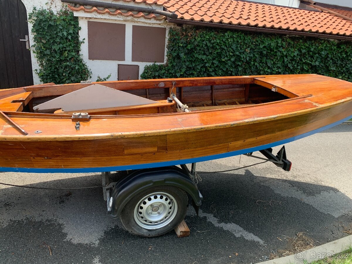 Původní mahagonová plachetnice Pirát (vozík zvlášť)