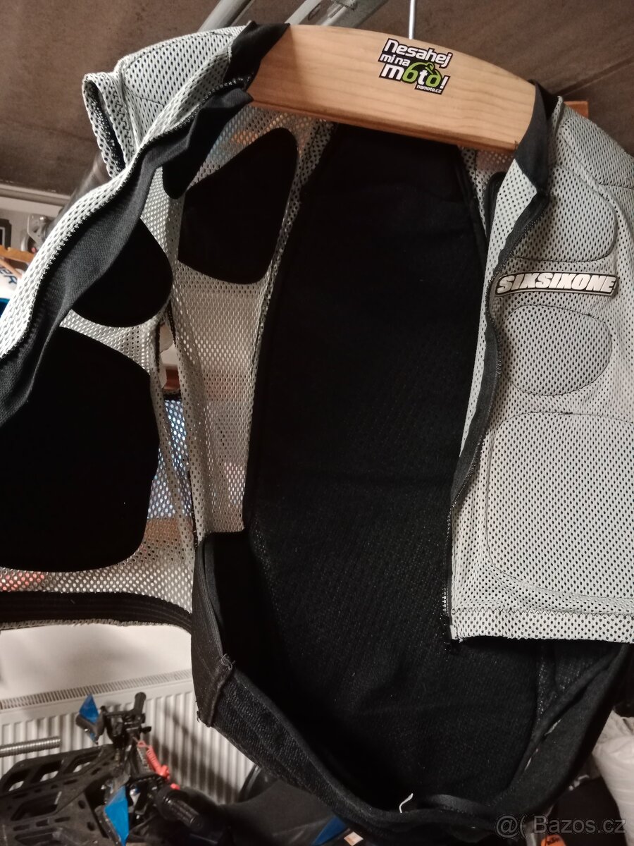 Páteřák na moto.
