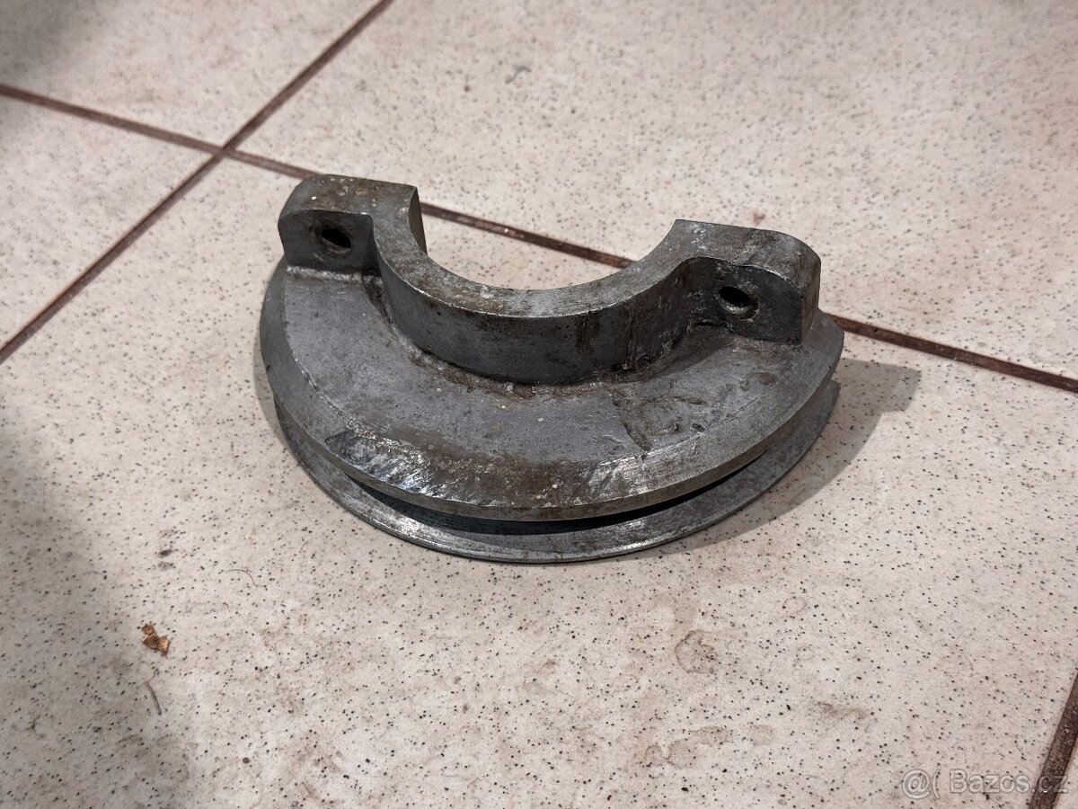 Půlměsíc z motoru Ifa Aero Jawa Wartburg Zbrojovka