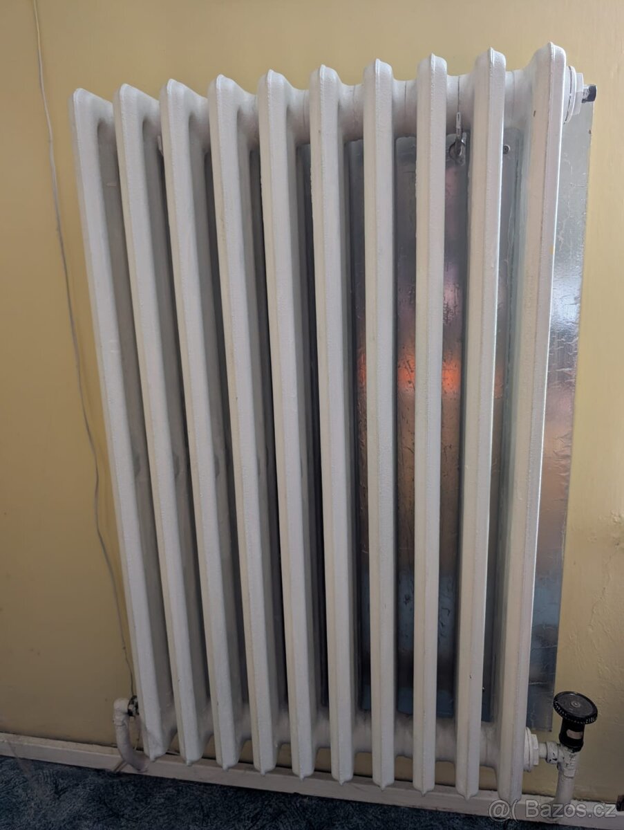 Prodám  4 litinové radiátory