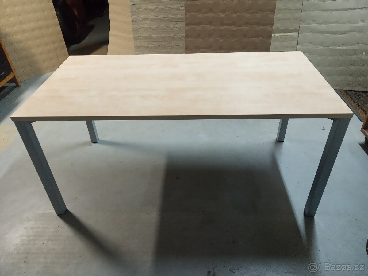 pracovní stůl