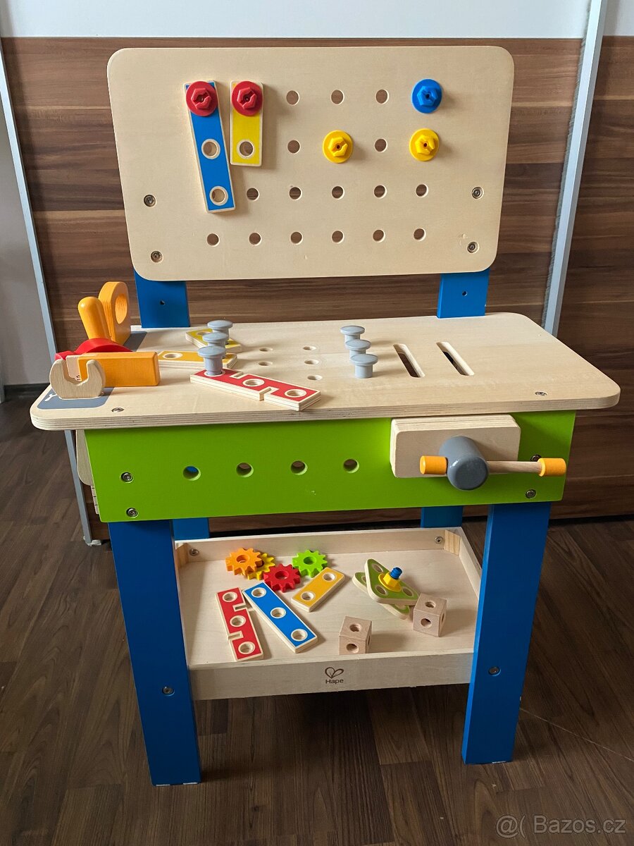 Dřevěný ponk s nářadím