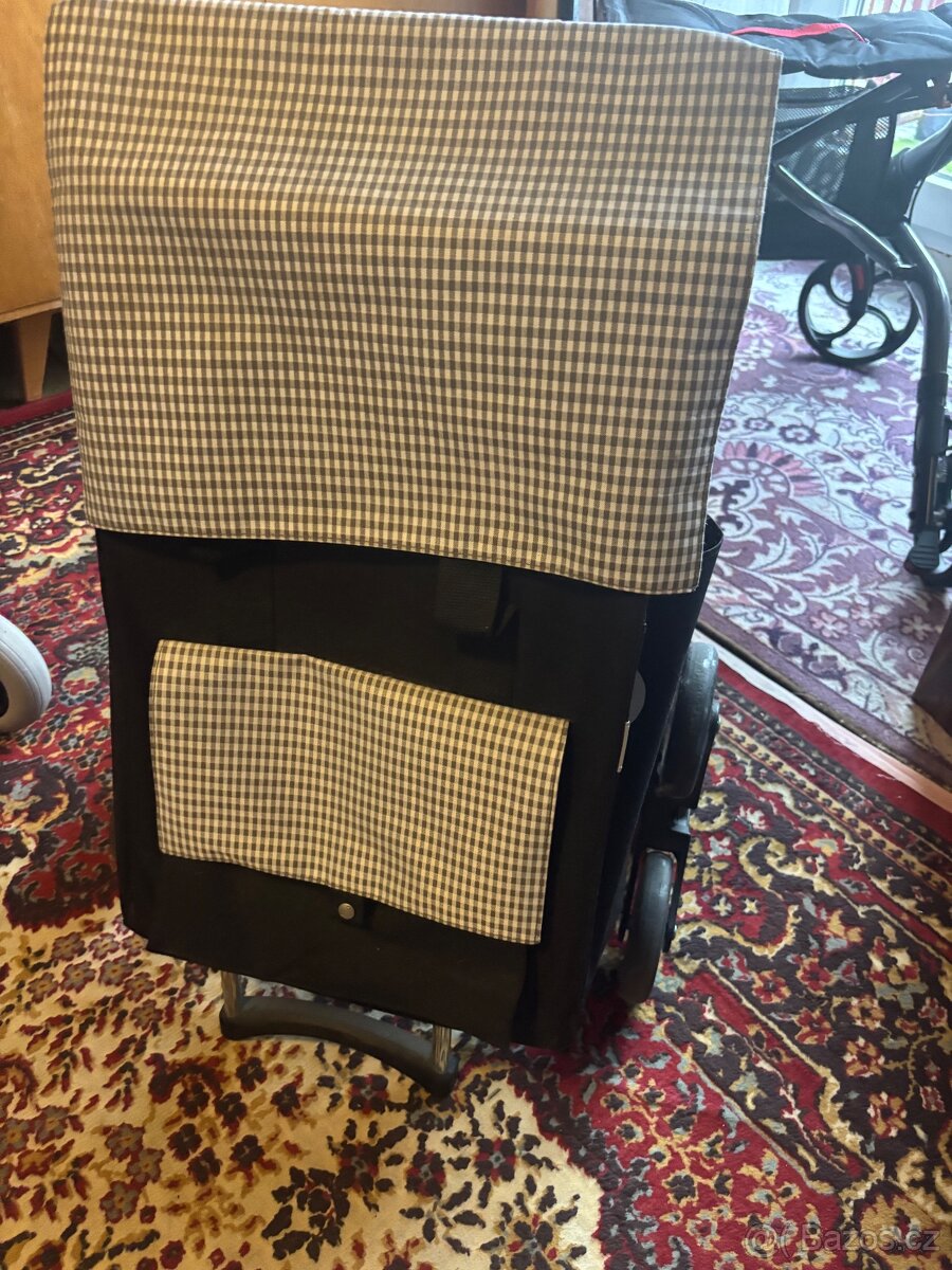 Nákupní vozík se schodišťovými koly