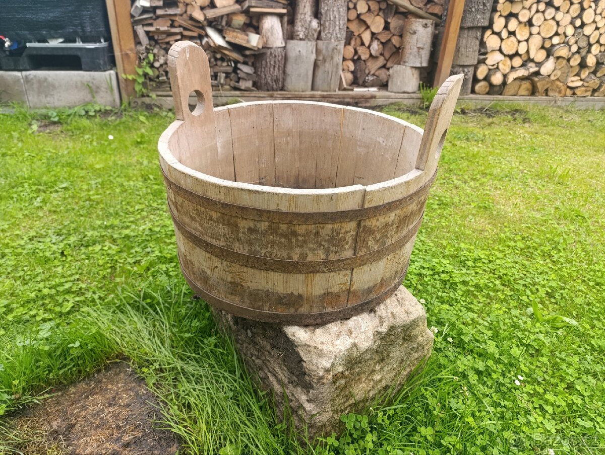 Dřevěný květináč