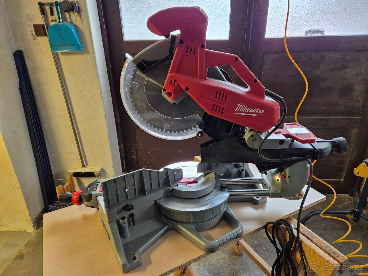 Pokosová pila Milwaukee MS 305 DB