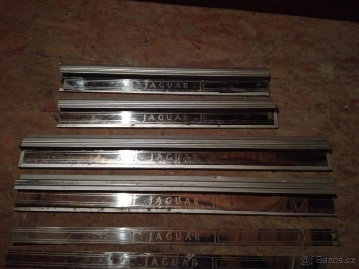 Jaguar XJ prahové lišty se znakem
