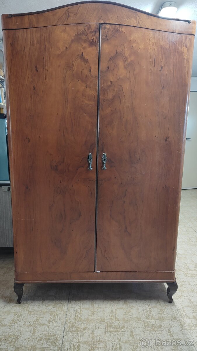 Starožitná skříň