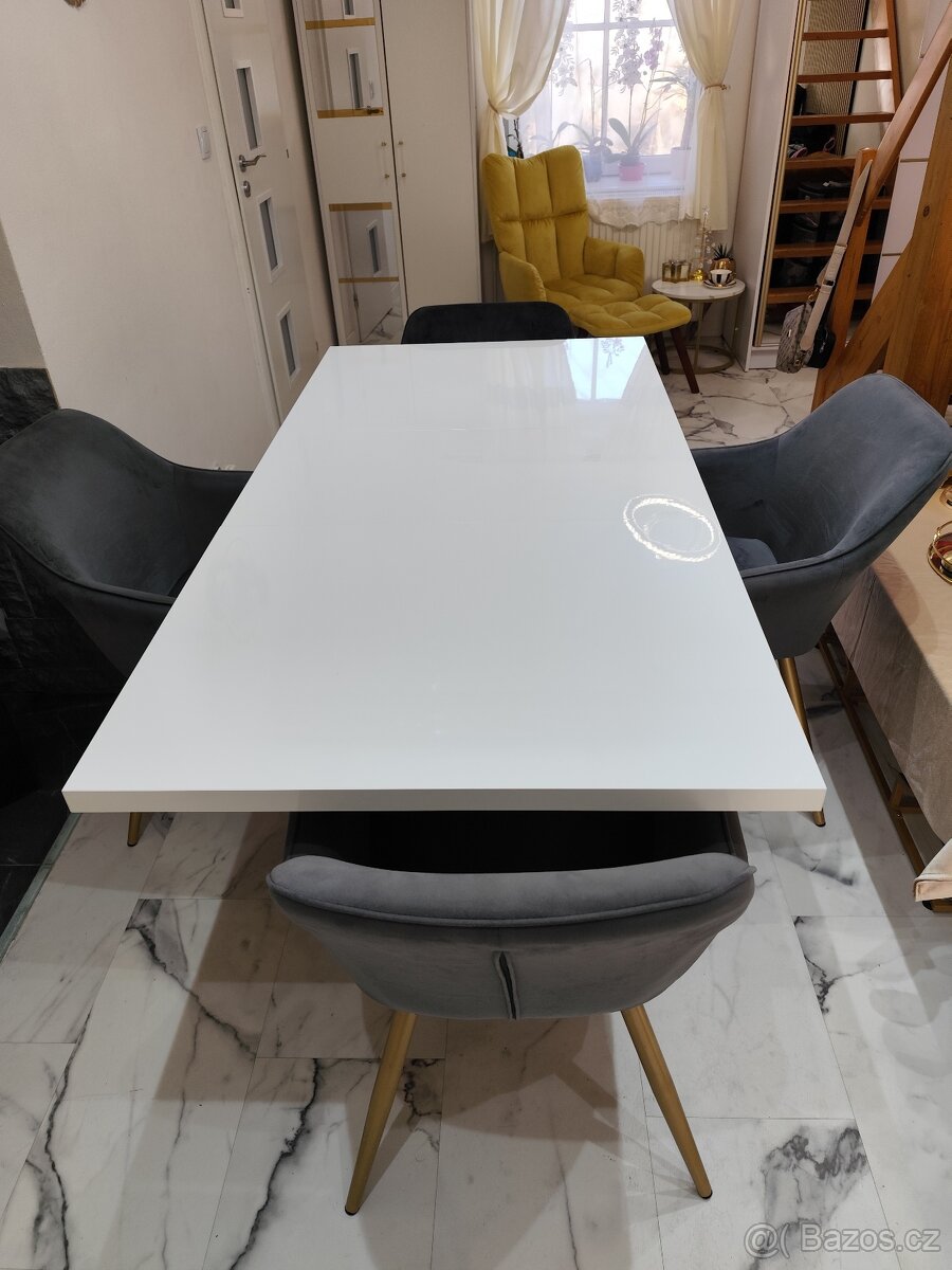 Jídelní stůl