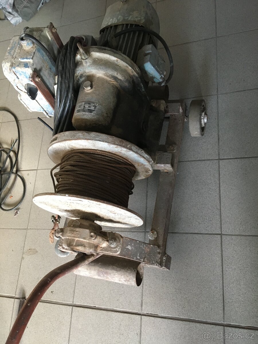 Prodám stavební vrátek.