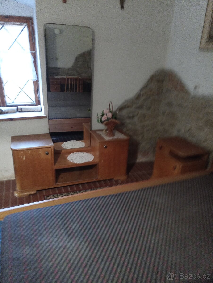 Skříňka se zrcadlem