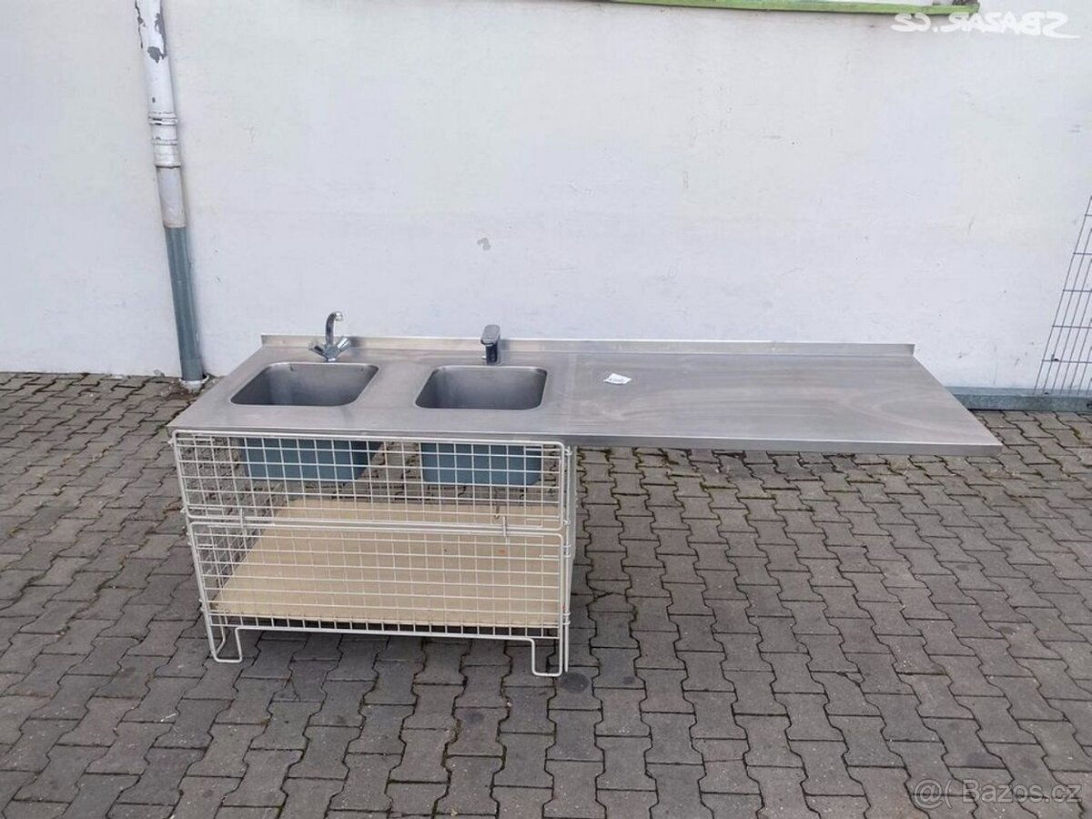 Pracovní plocha s dvojdřezem