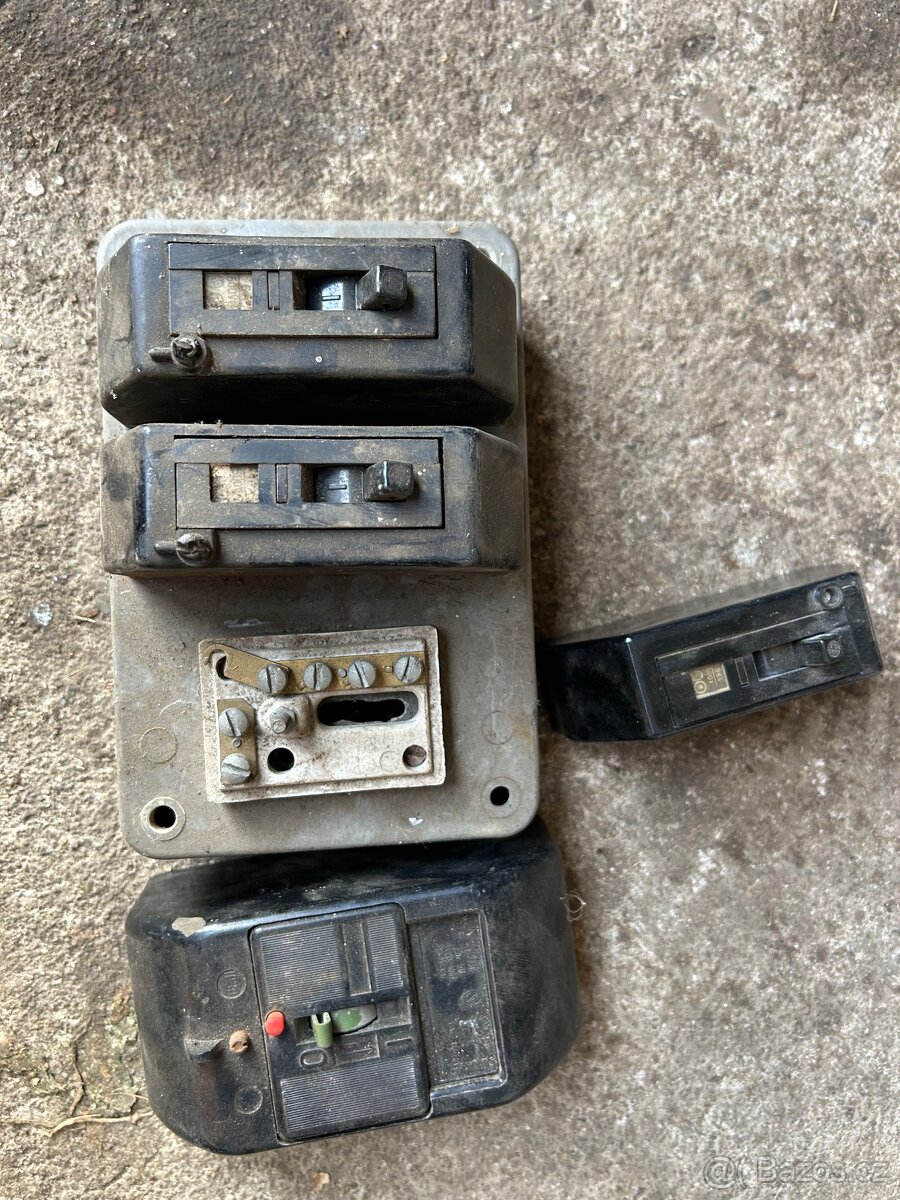 Staré elektrické jističe a odpočtove hodiny