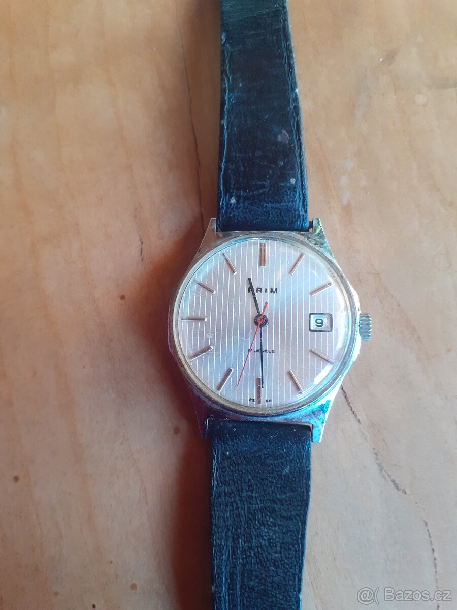 Retro hodinky prim pyžamo
